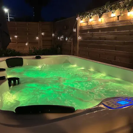 Hébergement de vacances L'instant Bohème -4 Personnes Jacuzzi Et Plages à 15 Minutes Saint-Aunes